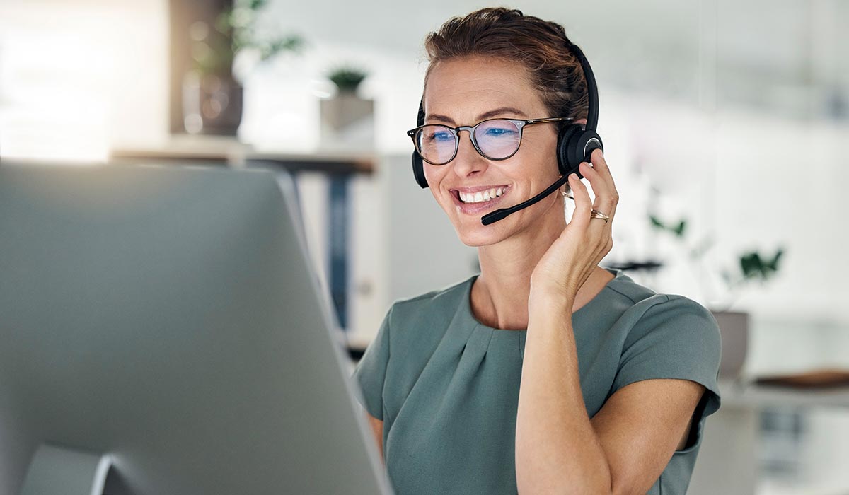 Frau am Telefon